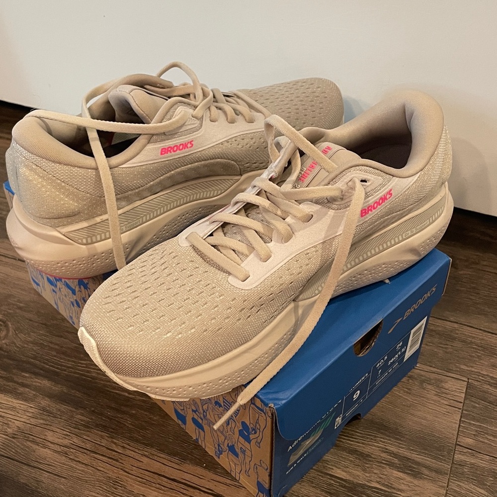 Brooks Women's Adrenaline GTS 24 - Cream and Pink